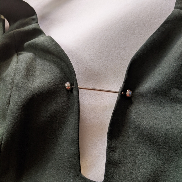 🌻Host Pick🌻NWOT ASOS Petite Olive Backless Cropped Legs Jumpsuit With Gold Bar - Picture 6 of 6